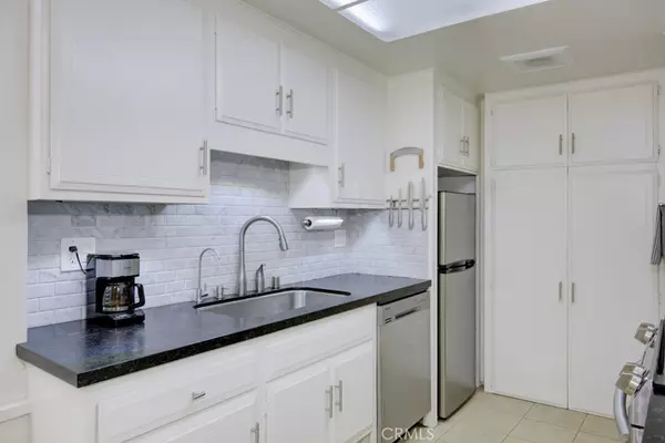 Laguna Woods, CA 92637,2276 E Via Mariposa #D
