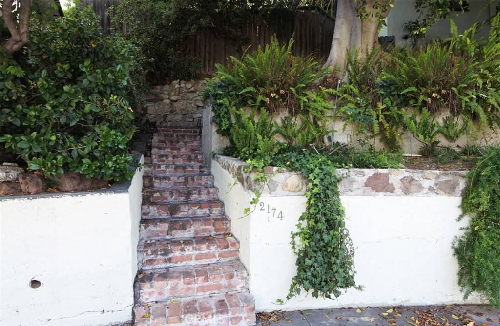 Los Angeles, CA 90068,2174 Beachwood