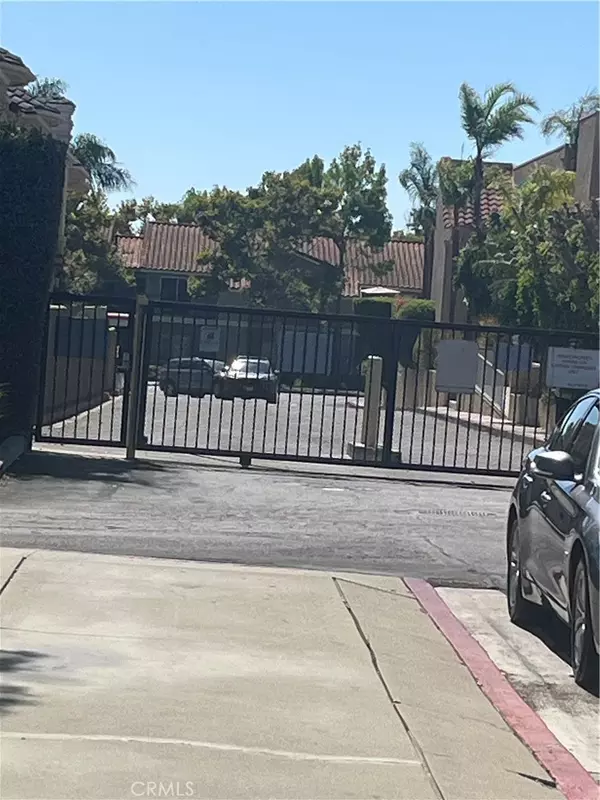 Yorba Linda, CA 92886,4708 Lakeview AVE #17