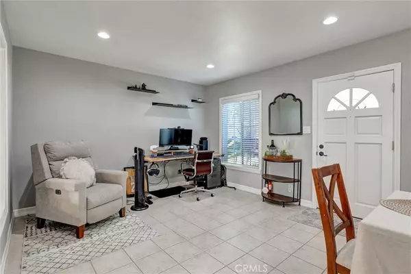 South Gate, CA 90280,10337 Garfield Ave