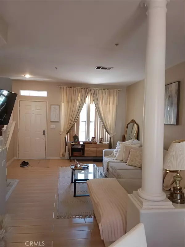 Anaheim, CA 92802,335 W Summerfield CIR