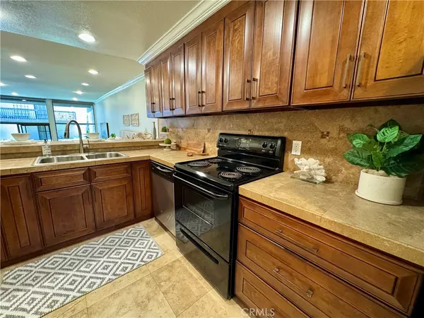 Long Beach, CA 90803,5104 Marina Pacifica DR S