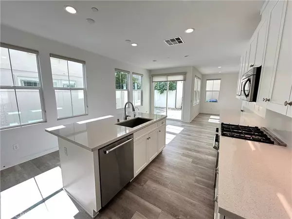 Costa Mesa, CA 92626,945 Vivid LN