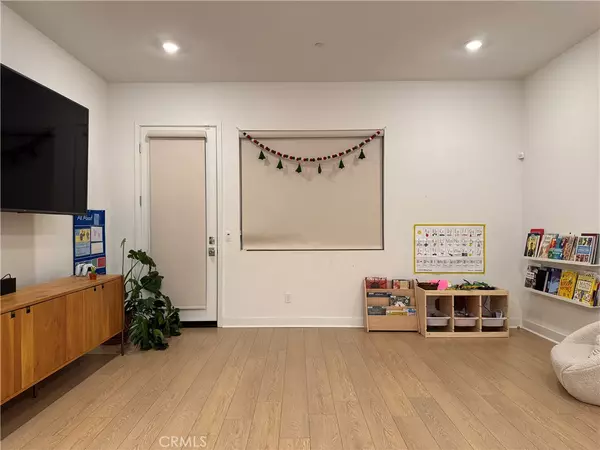 Irvine, CA 92618,105 Sash