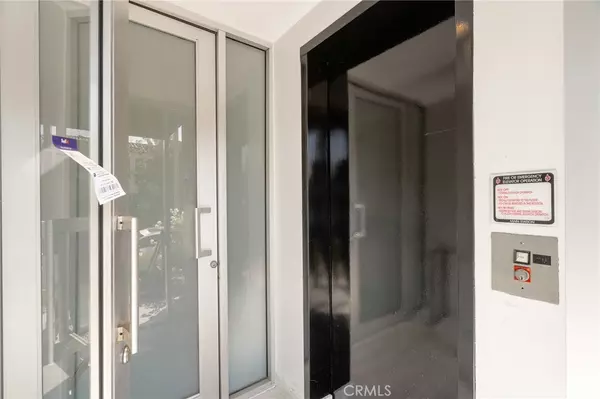 Beverly Hills, CA 90212,370 S Elm #2