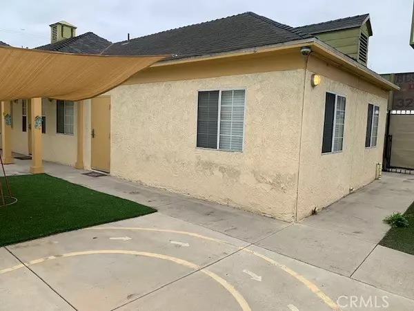 Los Angeles, CA 90047,7422 S Western