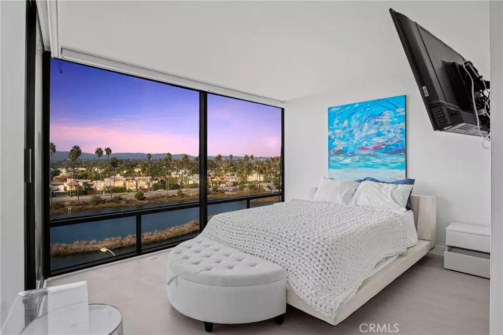 Marina Del Rey, CA 90292,4265 Marina City Dr. #207