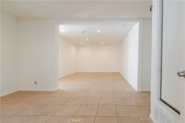 Huntington Beach, CA 92647,7561 Center #4