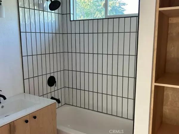 Los Angeles, CA 90039,2714 Queen