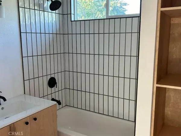 Los Angeles, CA 90039,2714 Queen