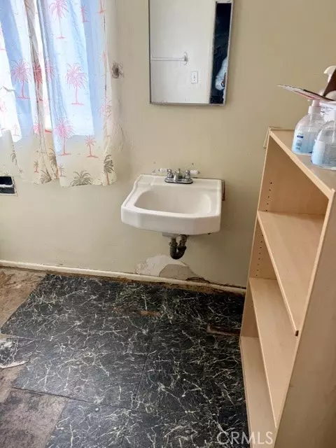 Compton, CA 90221,3726 E Iva