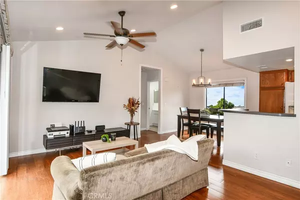 Long Beach, CA 90806,887 W 34th #A