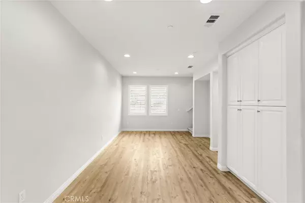 Irvine, CA 92618,64 Full Moon