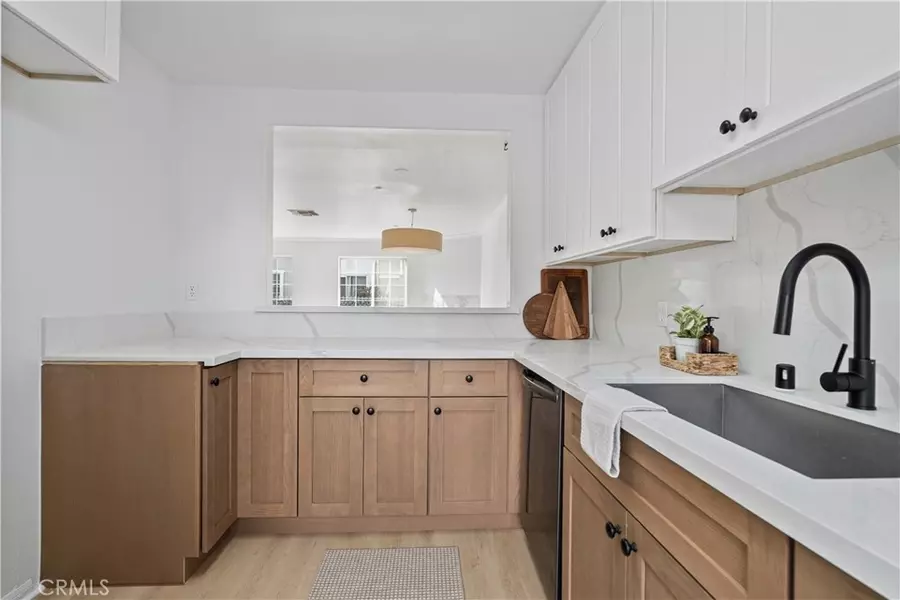 15920 Sherman WAY #8, Van Nuys, CA 91406