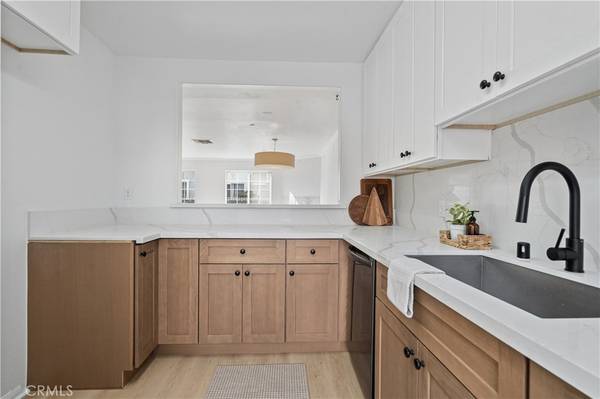 15920 Sherman WAY #8, Van Nuys, CA 91406