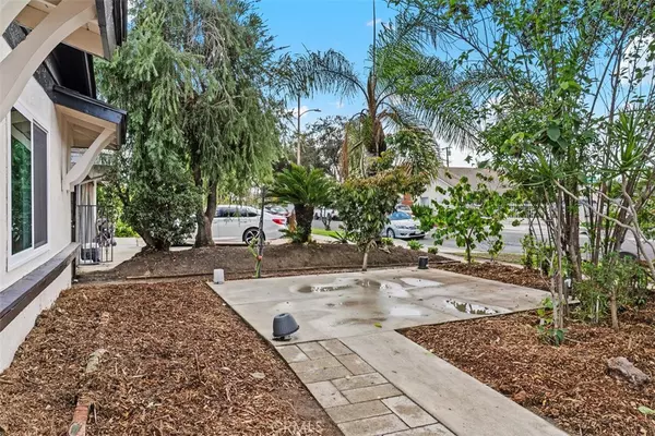 Santa Ana, CA 92704,913 S Diamond