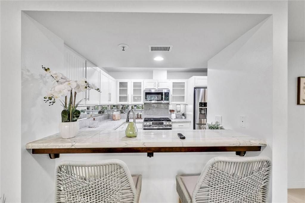 Newport Beach, CA 92663,260 Cagney LN #105