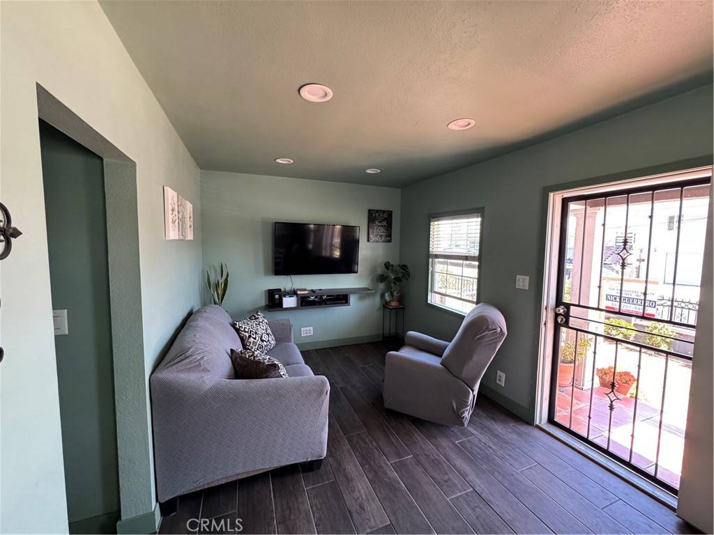 Long Beach, CA 90806,825 E Eagle ST