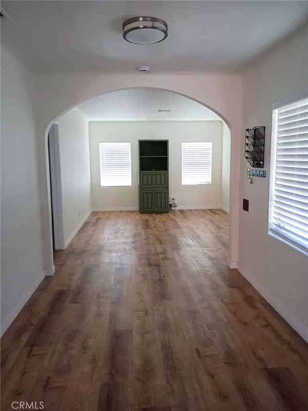 South Gate, CA 90280,5786 Lincoln AVE