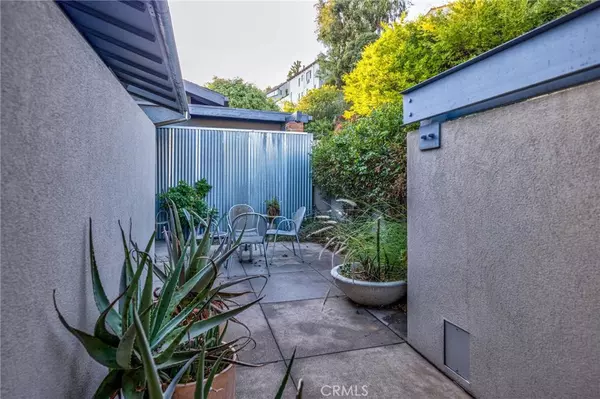 Los Angeles, CA 90027,4022 Braeburn WAY