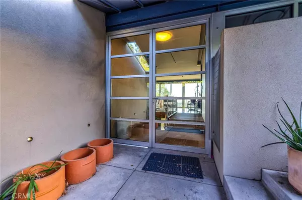 Los Angeles, CA 90027,4022 Braeburn WAY