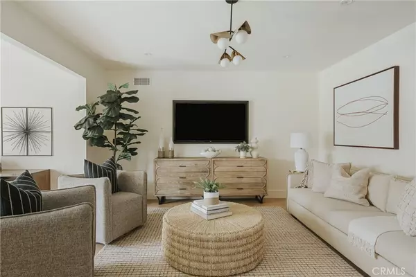 Downey, CA 90242,12024 Parrot