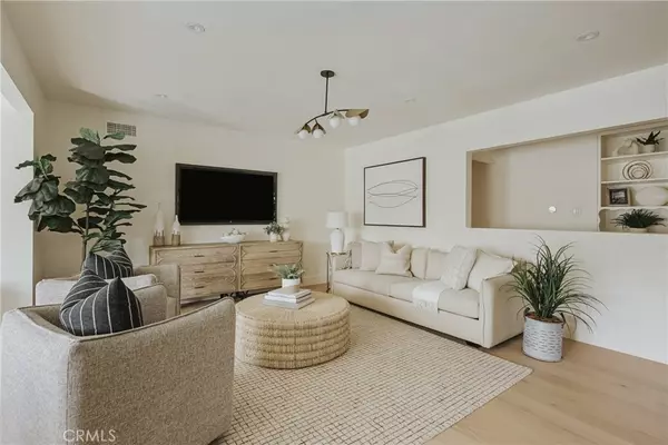 Downey, CA 90242,12024 Parrot