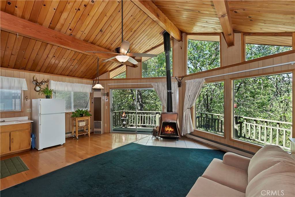 33094 Robin LN, Running Springs, CA 92382