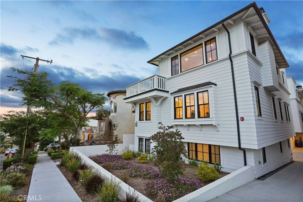 Hermosa Beach, CA 90254,933 15th ST