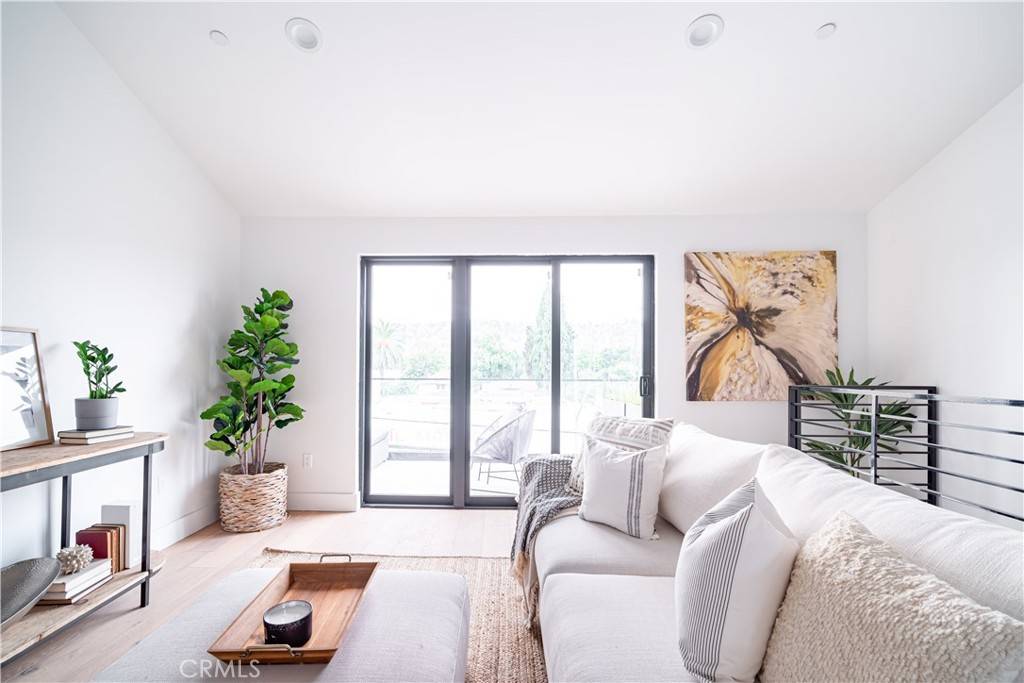 Los Angeles, CA 90065,595 W Buntzman WAY