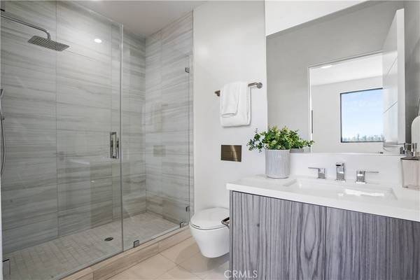 Van Nuys, CA 91411,6720 N Royce