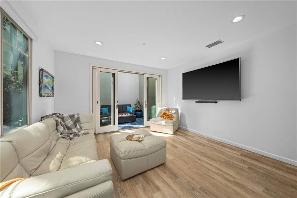 Hawthorne, CA 90250,5542 Palm DR