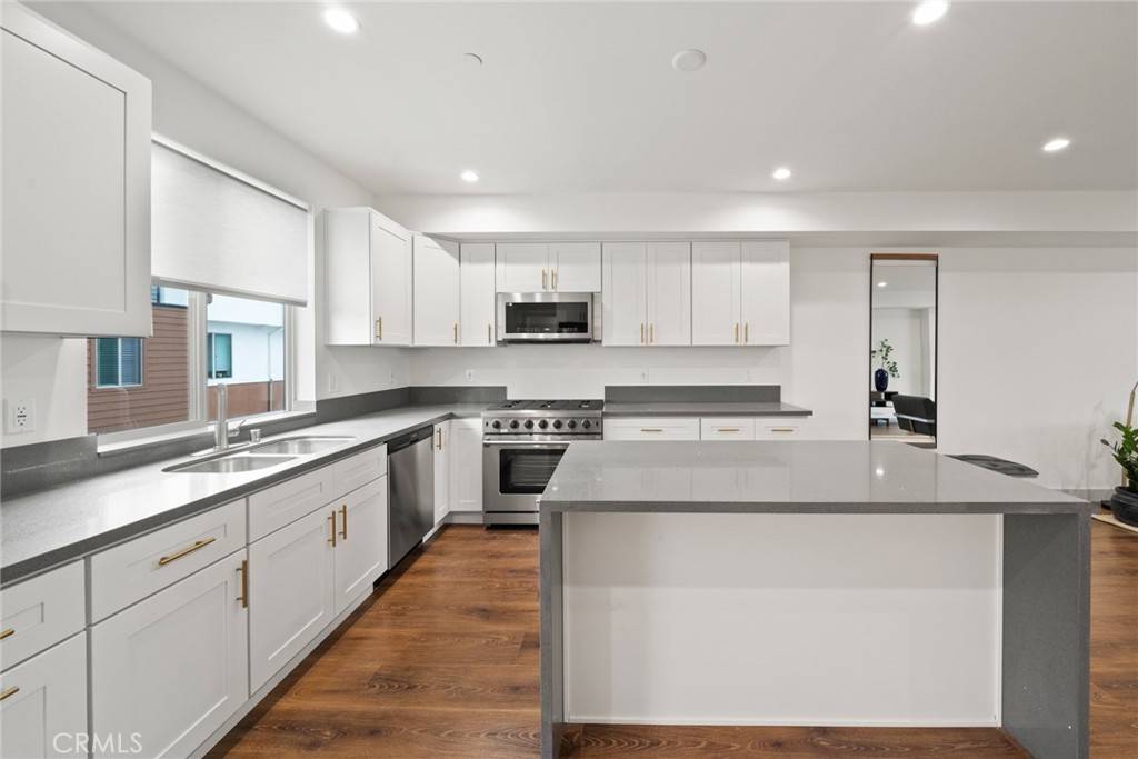 Lomita, CA 90717,24809 Narbonne AVE #104 & 204