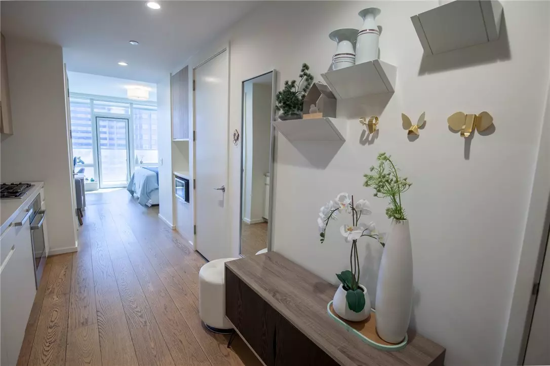 Los Angeles, CA 90017,877 Francisco ST #1721