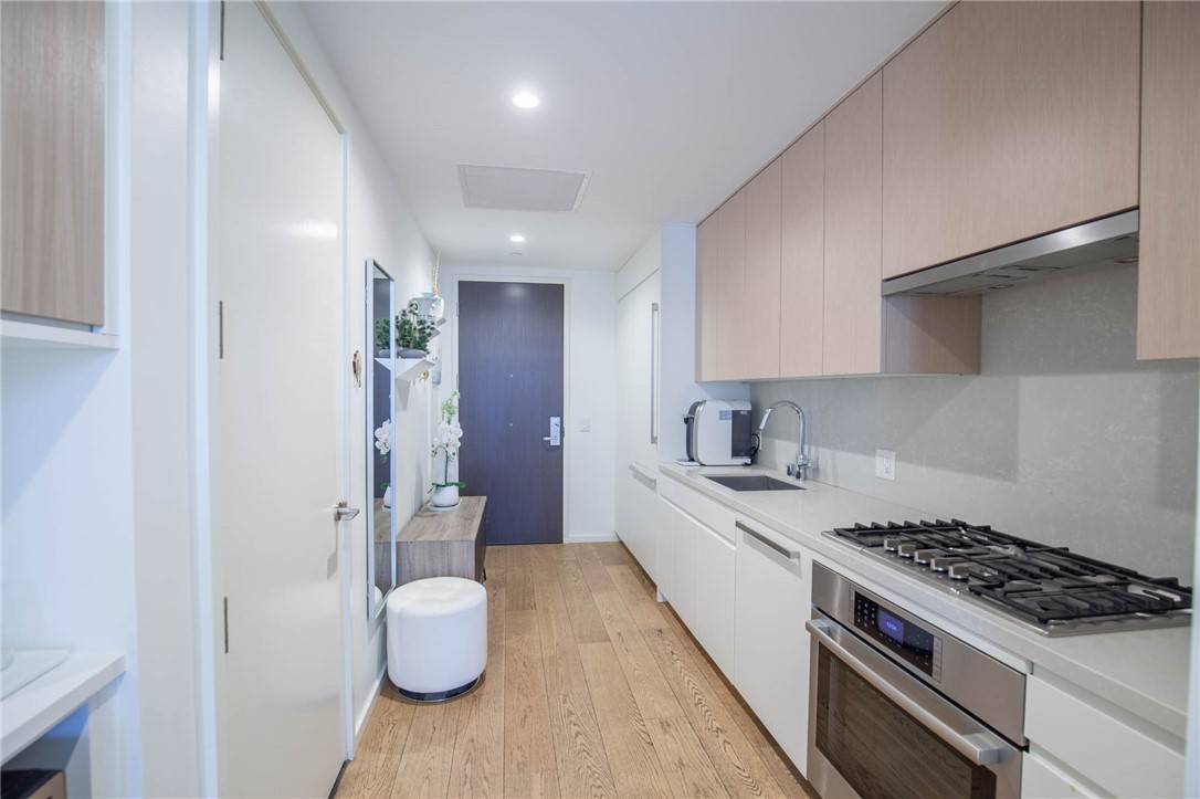 Los Angeles, CA 90017,877 Francisco ST #1721