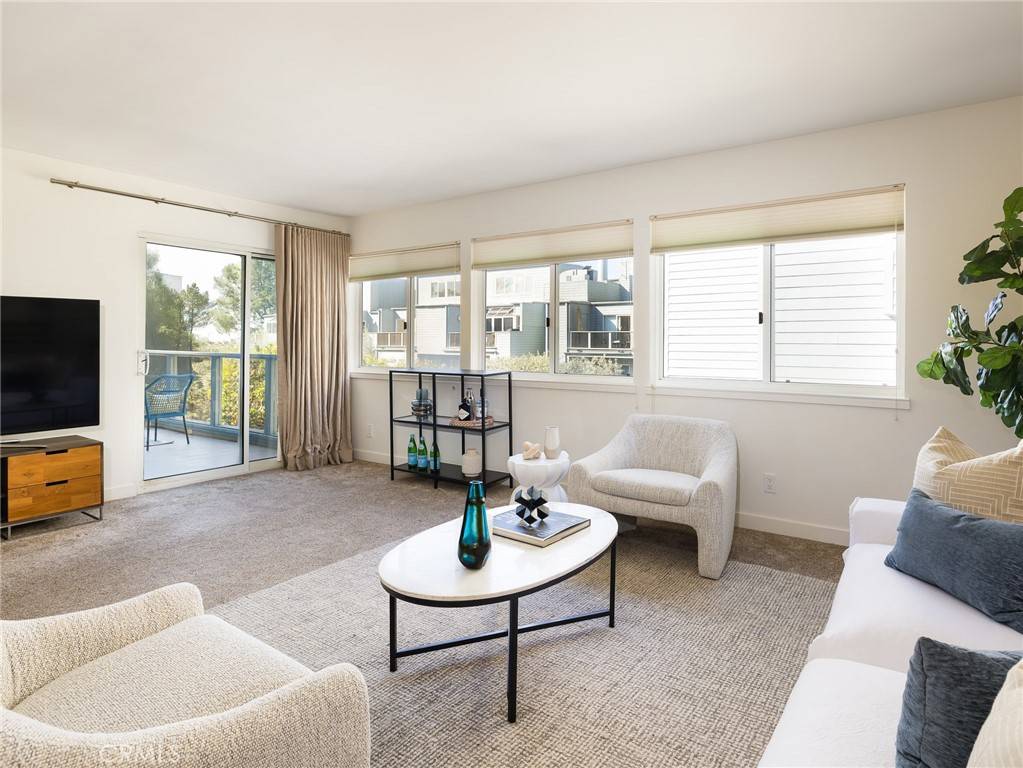 Redondo Beach, CA 90277,210 The Village #202