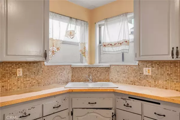 Los Angeles, CA 90059,10807 Compton AVE