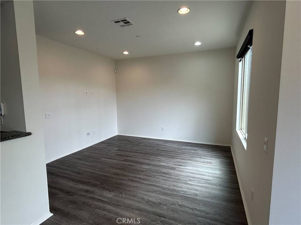 Hawthorne, CA 90250,13130 Park Place #101