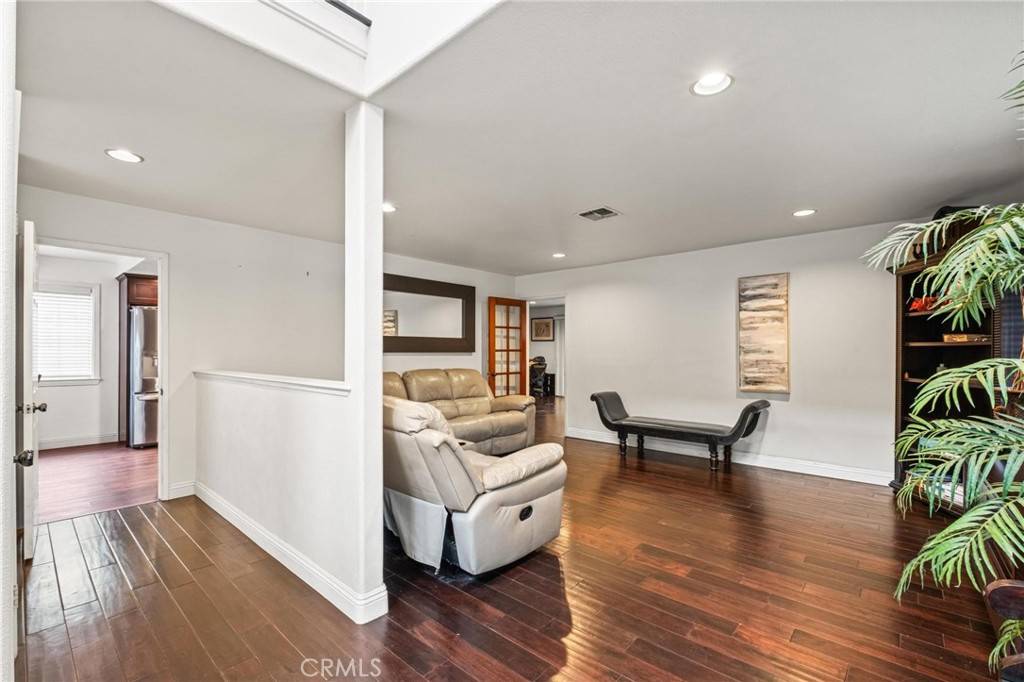 Hawthorne, CA 90250,5048 W 121st ST