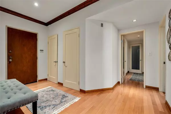 Beverly Hills, CA 90210,450 N Oakhurst DR #304