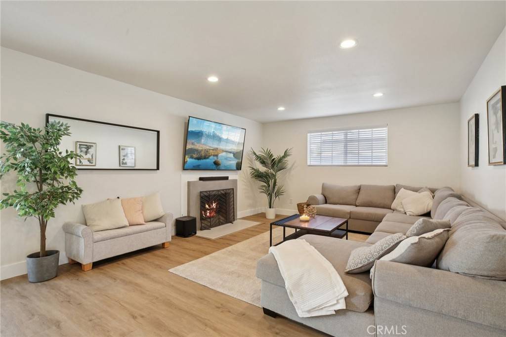 Lake Forest, CA 92630,22832 Larkin ST