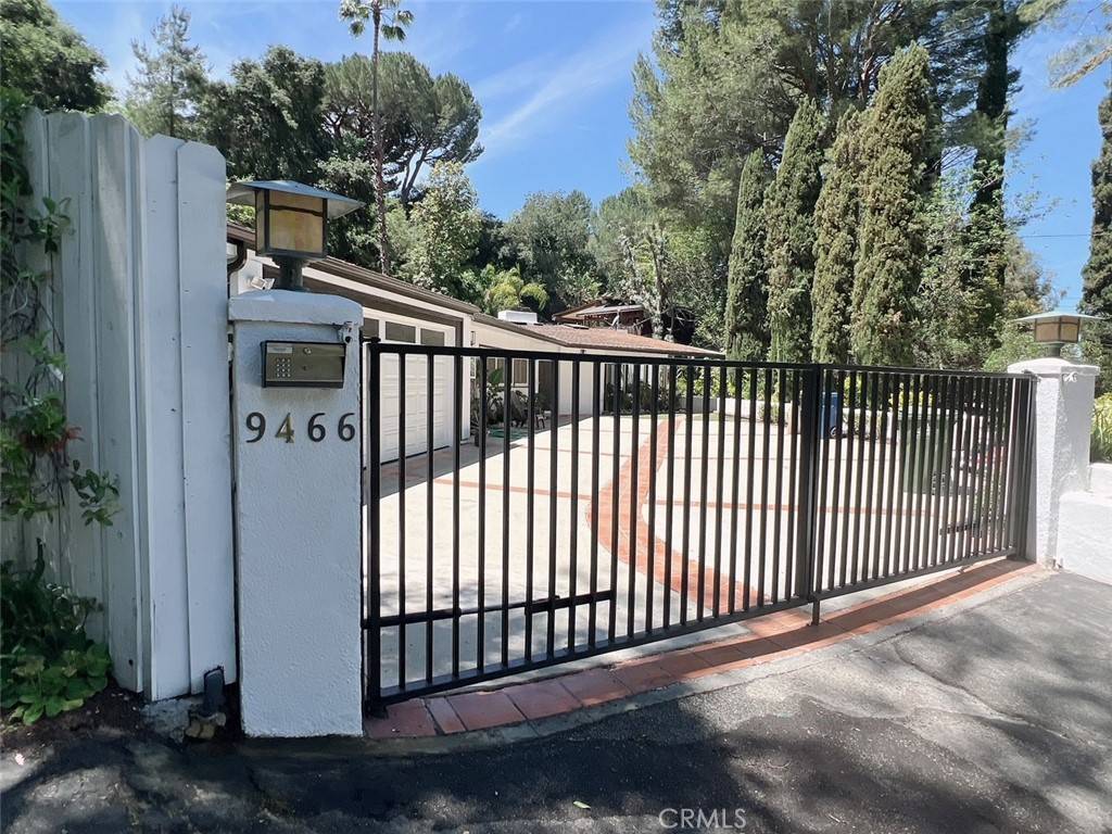 Beverly Hills, CA 90210,9466 Hidden Valley PL