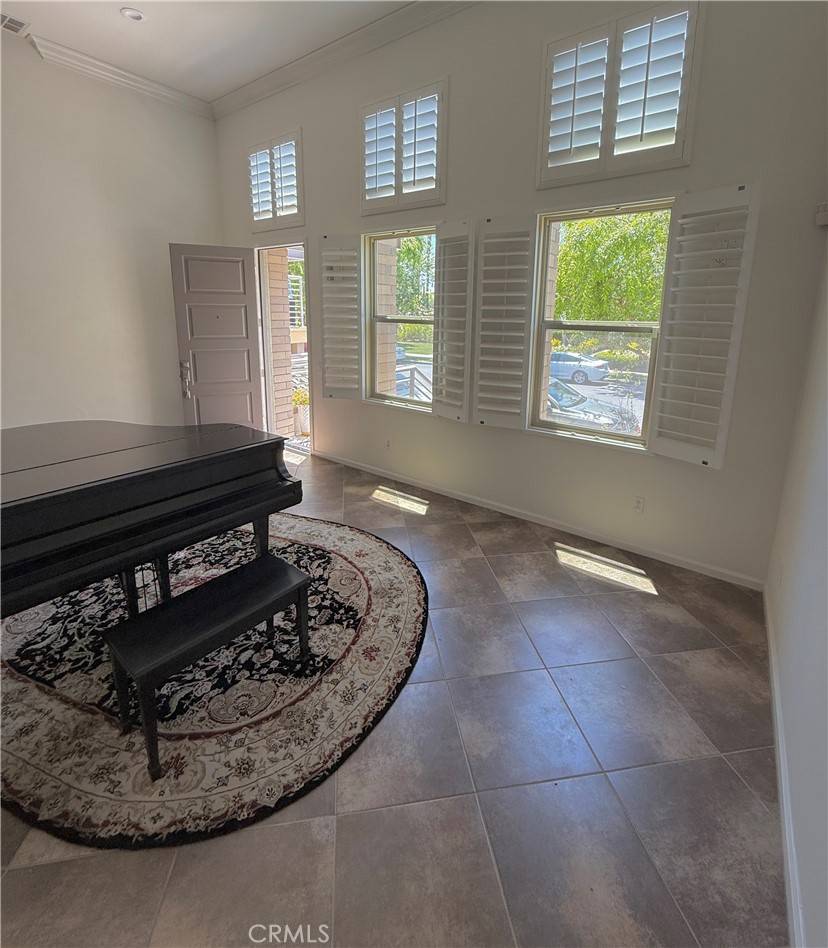 Hawthorne, CA 90250,5429 Strand #105