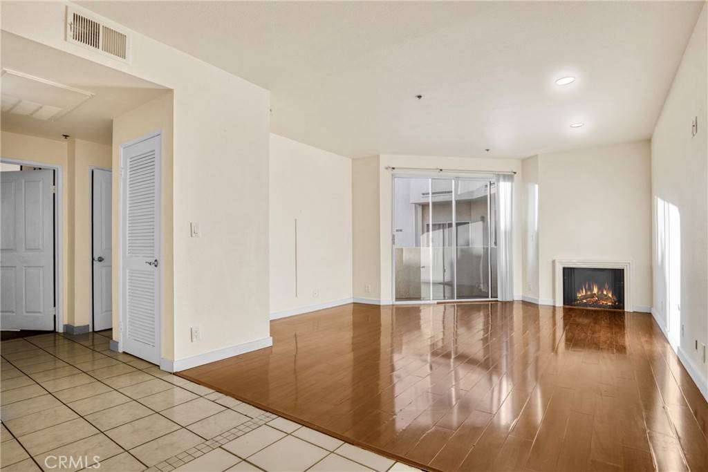 Reseda, CA 91335,19350 Sherman Way #223