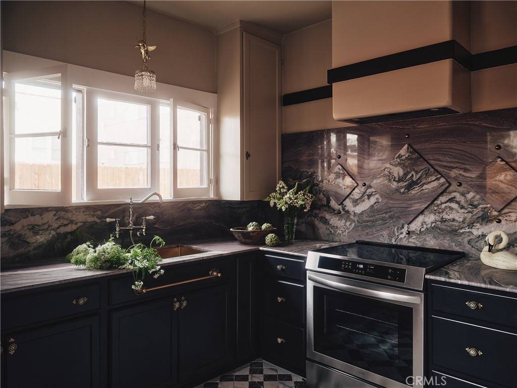 Los Angeles, CA 90046,7148 Marshfield WAY