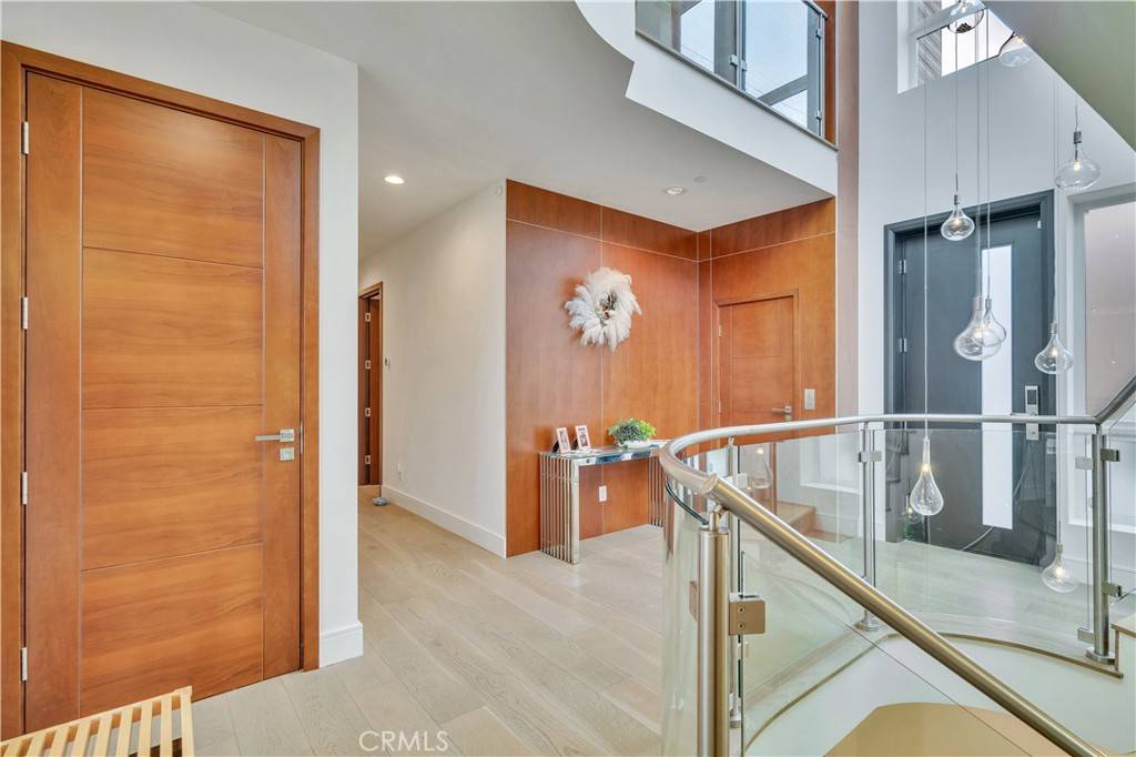 Hermosa Beach, CA 90254,719 1st PL
