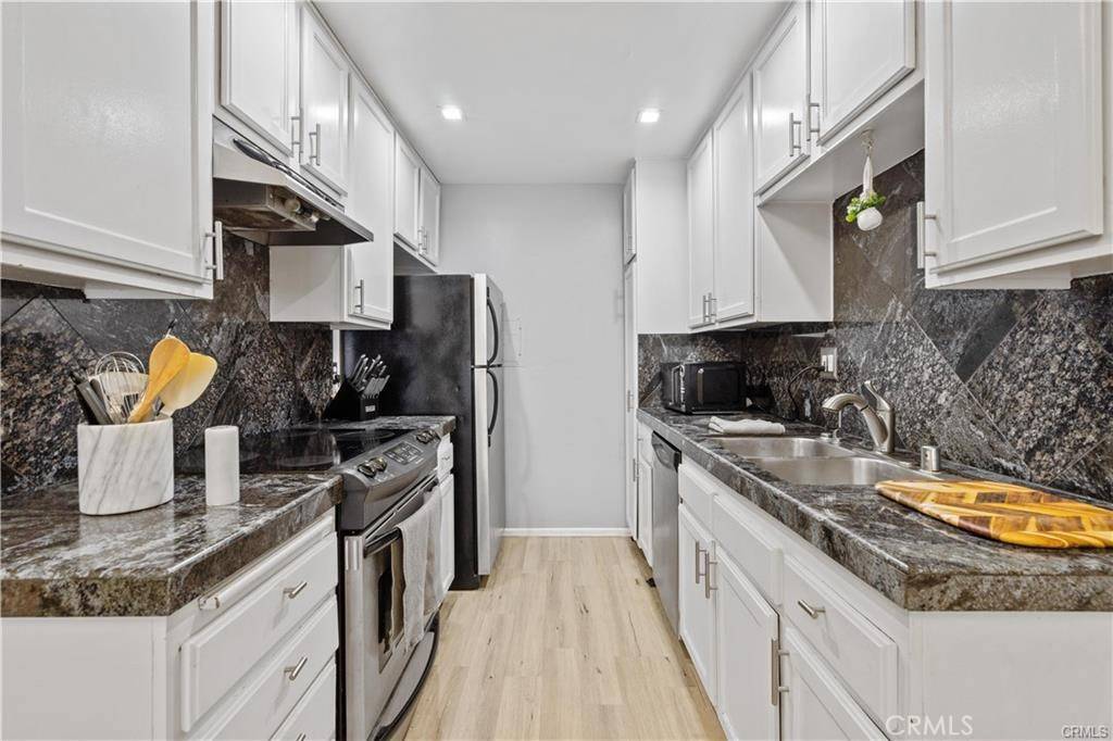 Encino, CA 91316,5460 White Oak AVE #H303