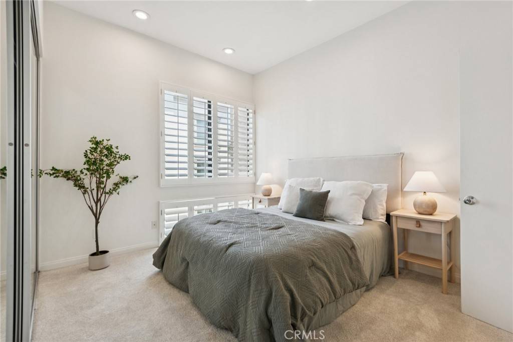 Los Angeles, CA 90049,750 S Bundy DR #304