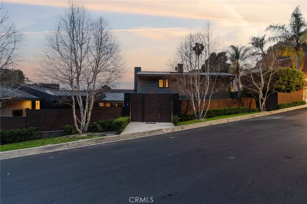 Los Angeles, CA 90069,8808 Thrasher AVE