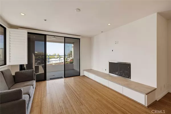 Redondo Beach, CA 90277,510 The Village #103